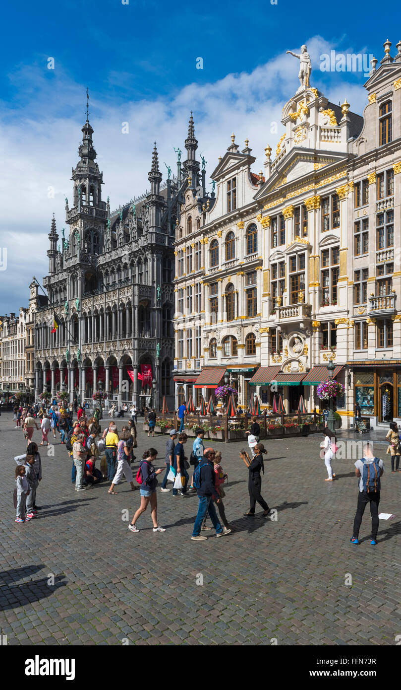 Los turistas en la Grand Place, Bruselas, Bélgica, Europa Foto de stock