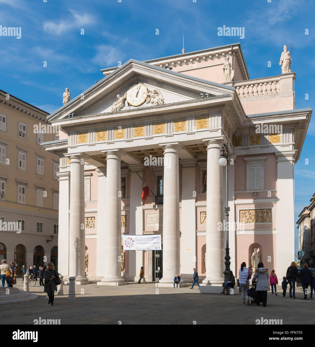 Palazzo della Borsa Vecchia o antigua Bolsa edificio en Trieste, Italia, Europa Foto de stock