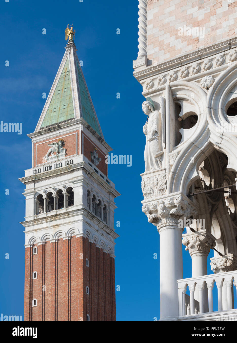 El Campanile de San Marcos torre campanario de la Iglesia de San Marcos, con el Palazzo Ducale o Palacio Ducal de Venecia, Italia Foto de stock