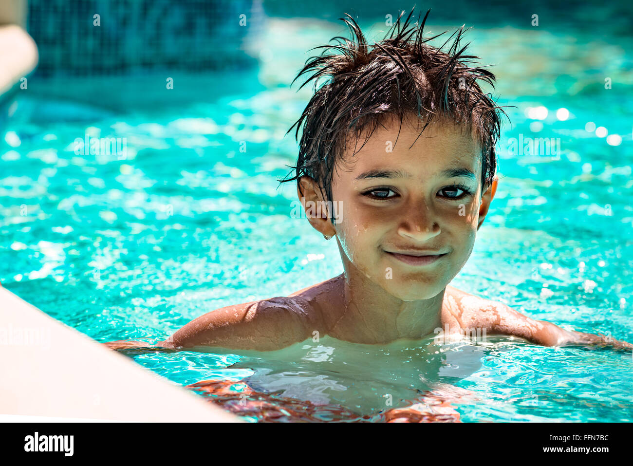 Boy kid Niño ocho años piscina interior retrato divertido feliz día luminoso Foto de stock