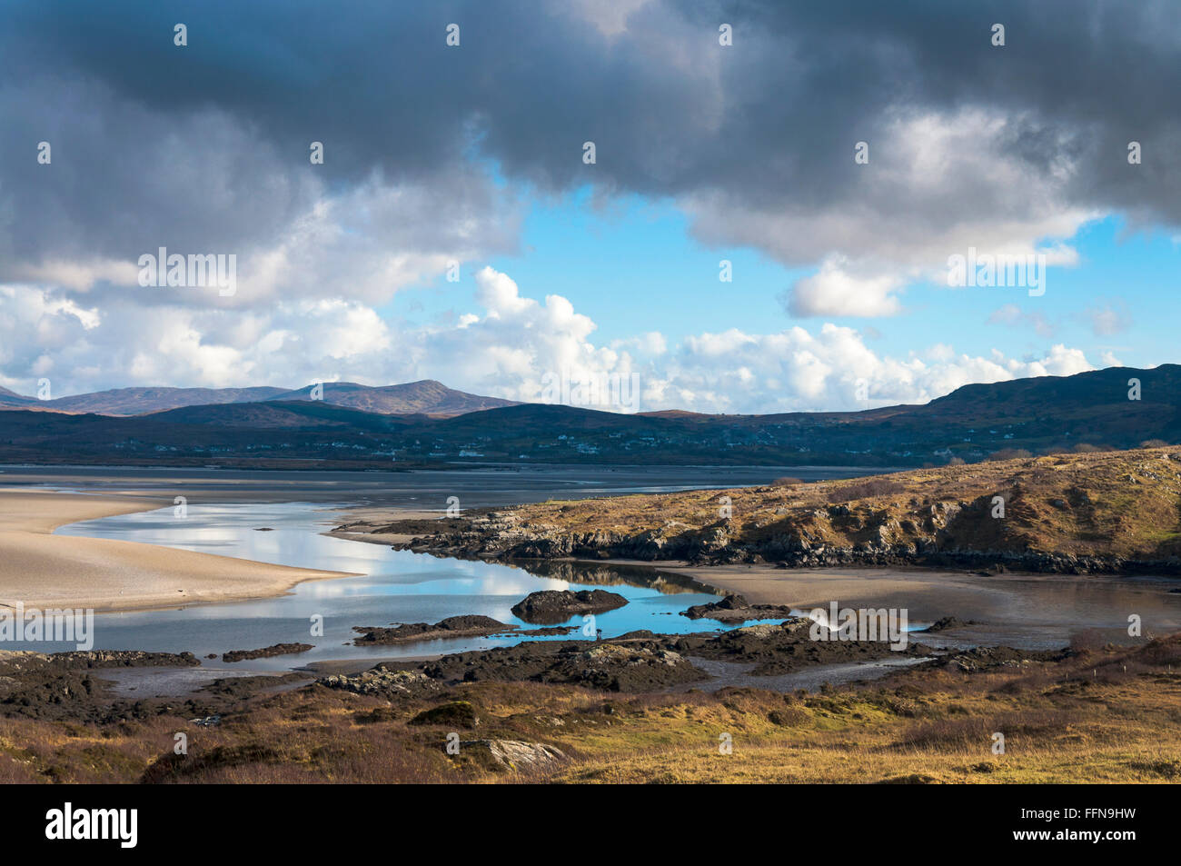 Cifra diminuta cava de berberechos en el paisaje cerca de Donegal Ardara Foto de stock