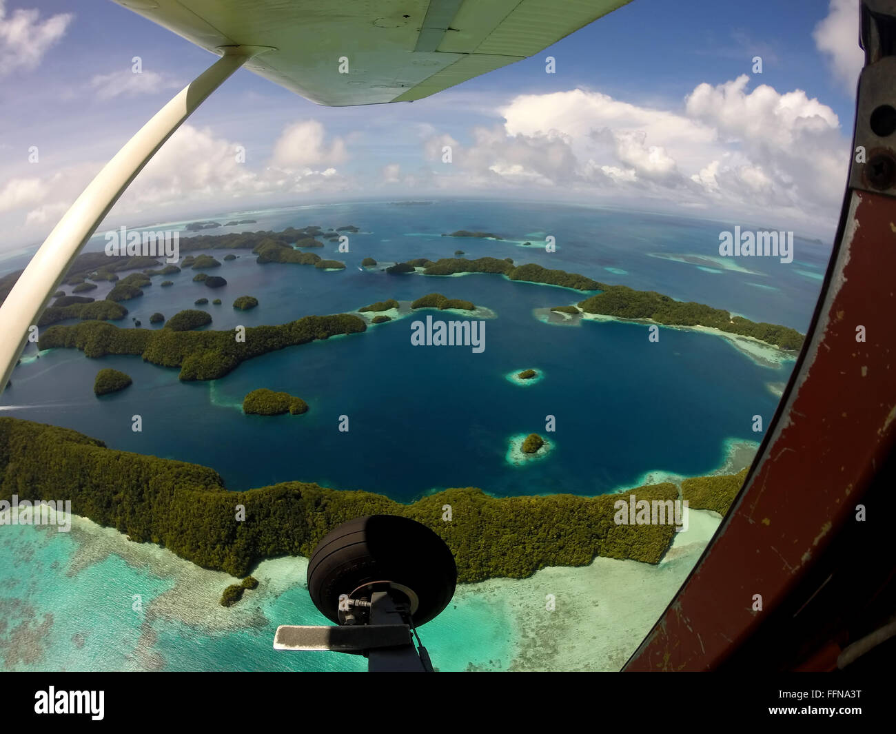 Vista aérea de Palau, Micronesia, Oceanía desde un avión en el cielo. Océano Pacífico y avión volando sobre atolones de mar, naturaleza islesa, viaje en arrecife de coral Foto de stock