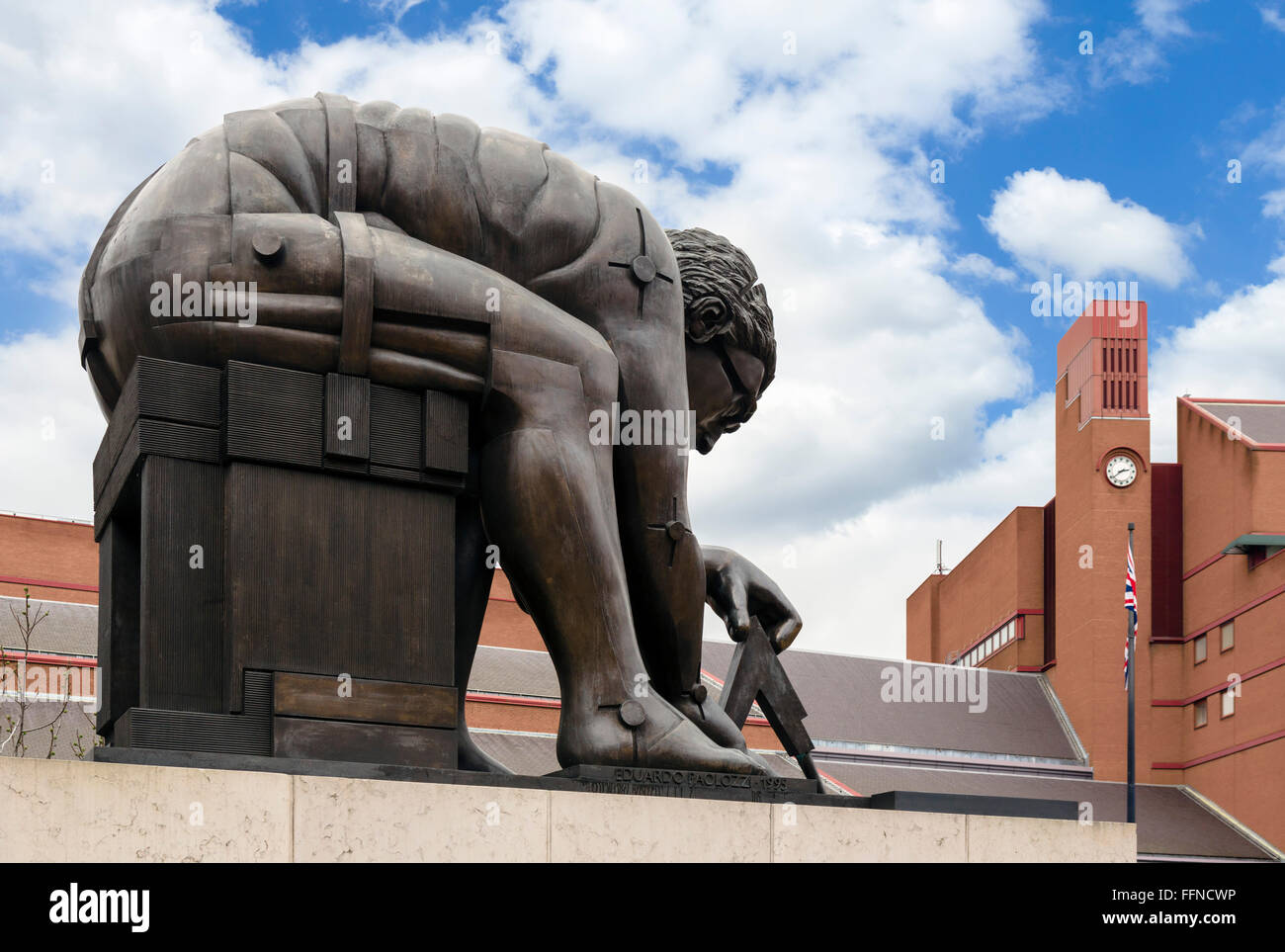 La estatua de Eduardo Paolozzi "Newton" fuera de la Biblioteca Británica, en Londres, Inglaterra, Reino Unido. Foto de stock