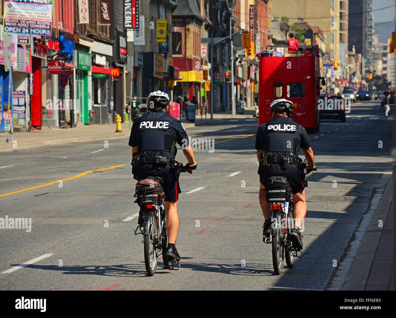 La policía en bicicleta, Yonge Street, en Toronto, Canadá Foto de stock