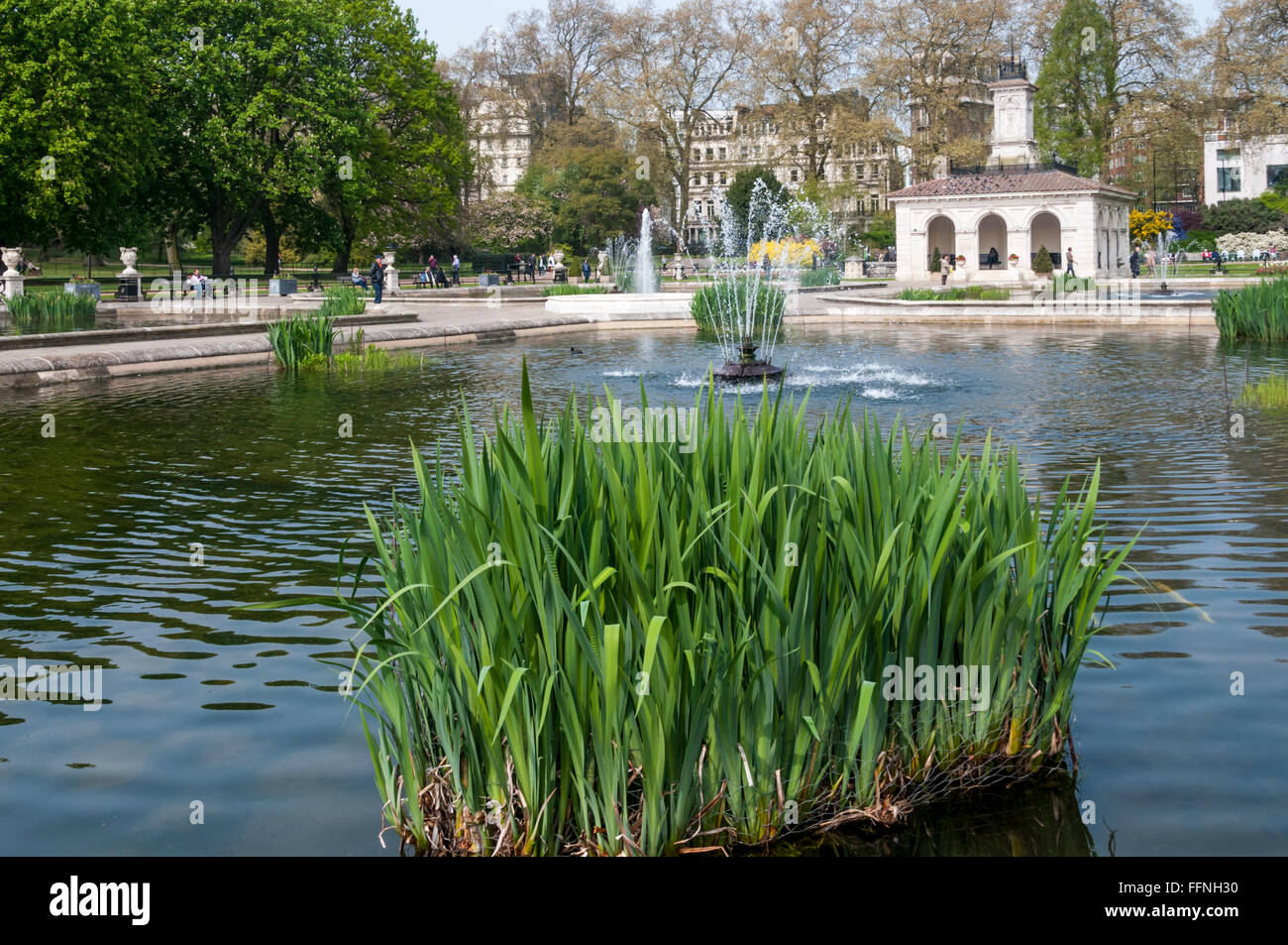 Los jardines italianos al final de la larga presencia de agua en los jardines de Kensington. Foto de stock