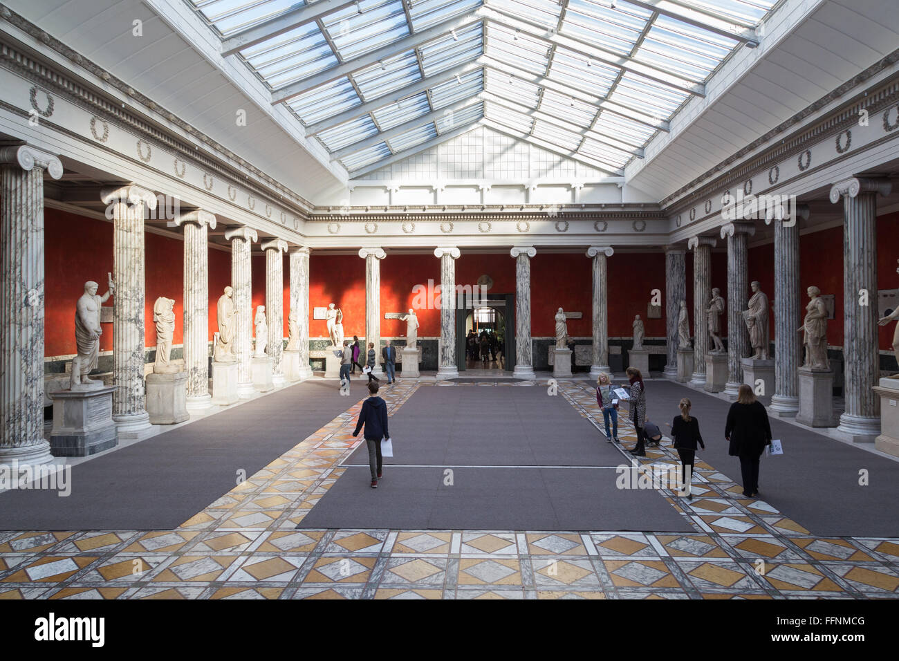Copenhague, Dinamarca - 16 de febrero de 2016: esculturas romanas y griegas en el nuevo Carlsberg Glyptotek. Foto de stock
