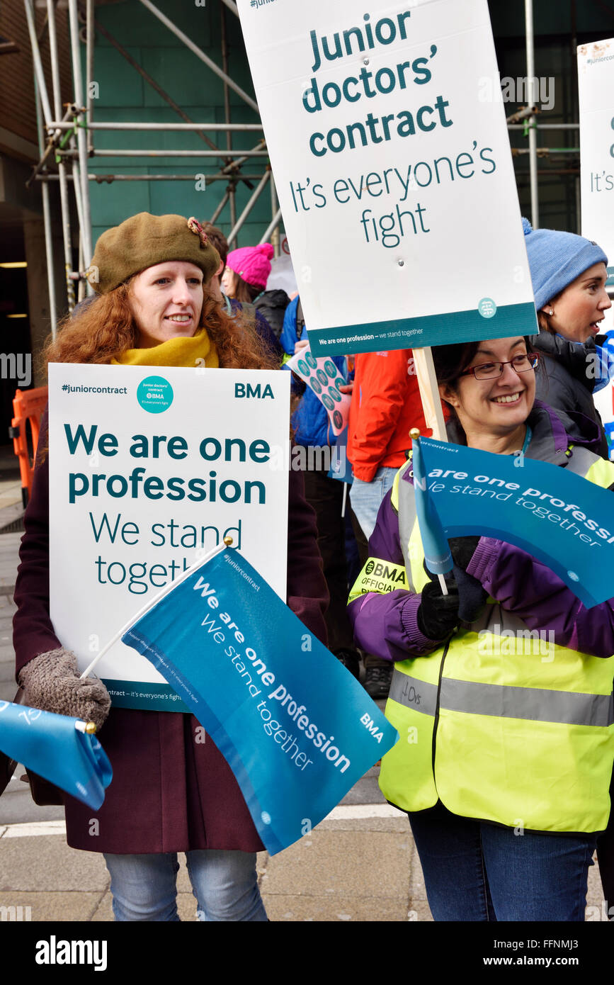 Bristol, Inglaterra, Reino Unido el 10 de febrero de 2016 Manifestación de médicos jóvenes manifestaban delante del hospital de Bristol en huelga con Foto de stock