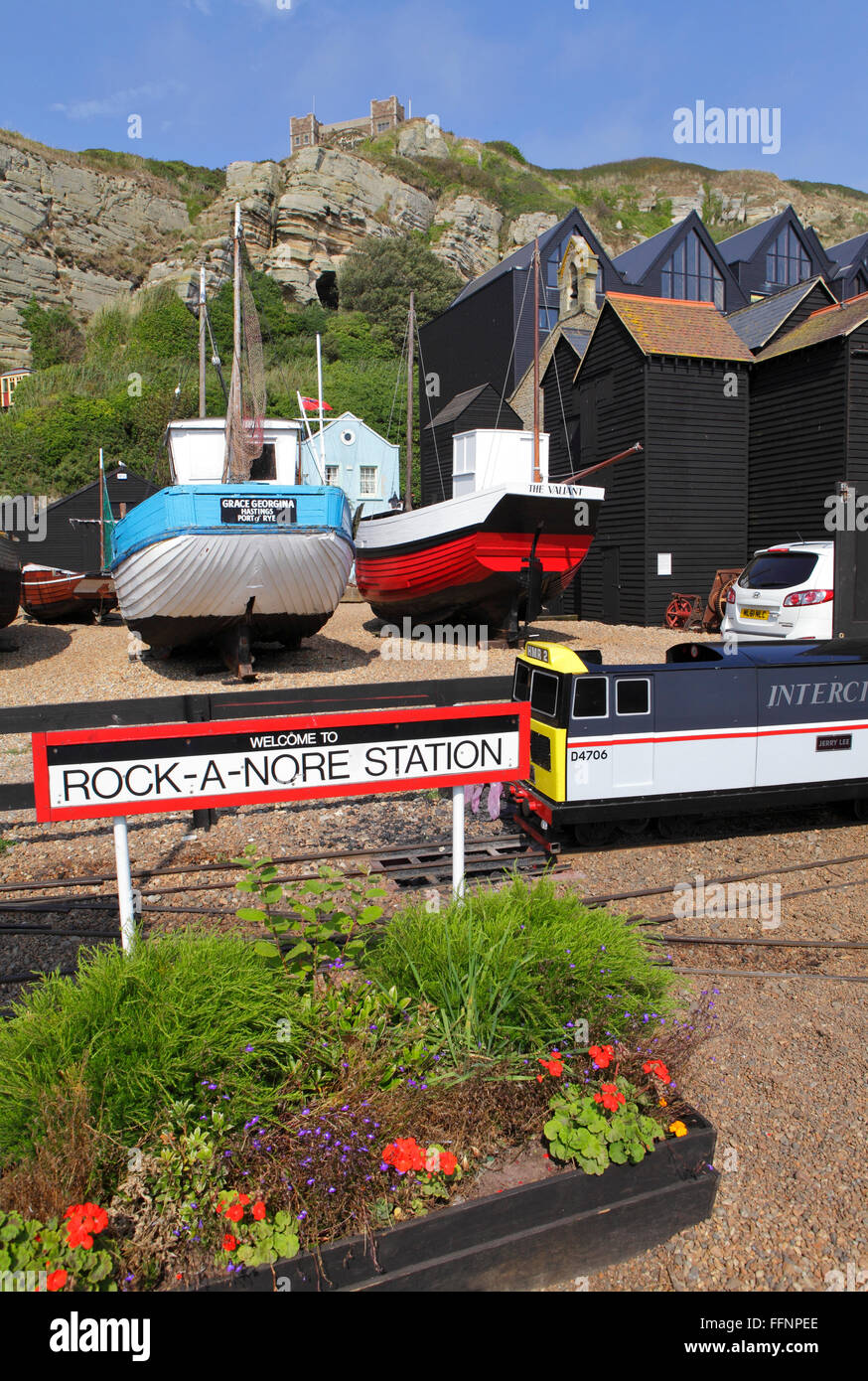 Rock-a-Nore estación ferroviaria en miniatura, en frente de los barcos históricos en el centro de patrimonio marítimo Hastings East Sussex, UK Foto de stock