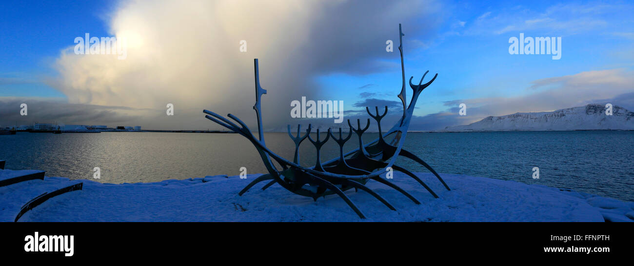 Durante el invierno, la nieve al sol Voyager, Viking Ship escultura, la ciudad de Reykjavik, Islandia Foto de stock