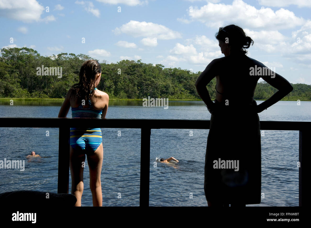 Los visitantes nadar en el Río Amazonas en Ecuador Foto de stock