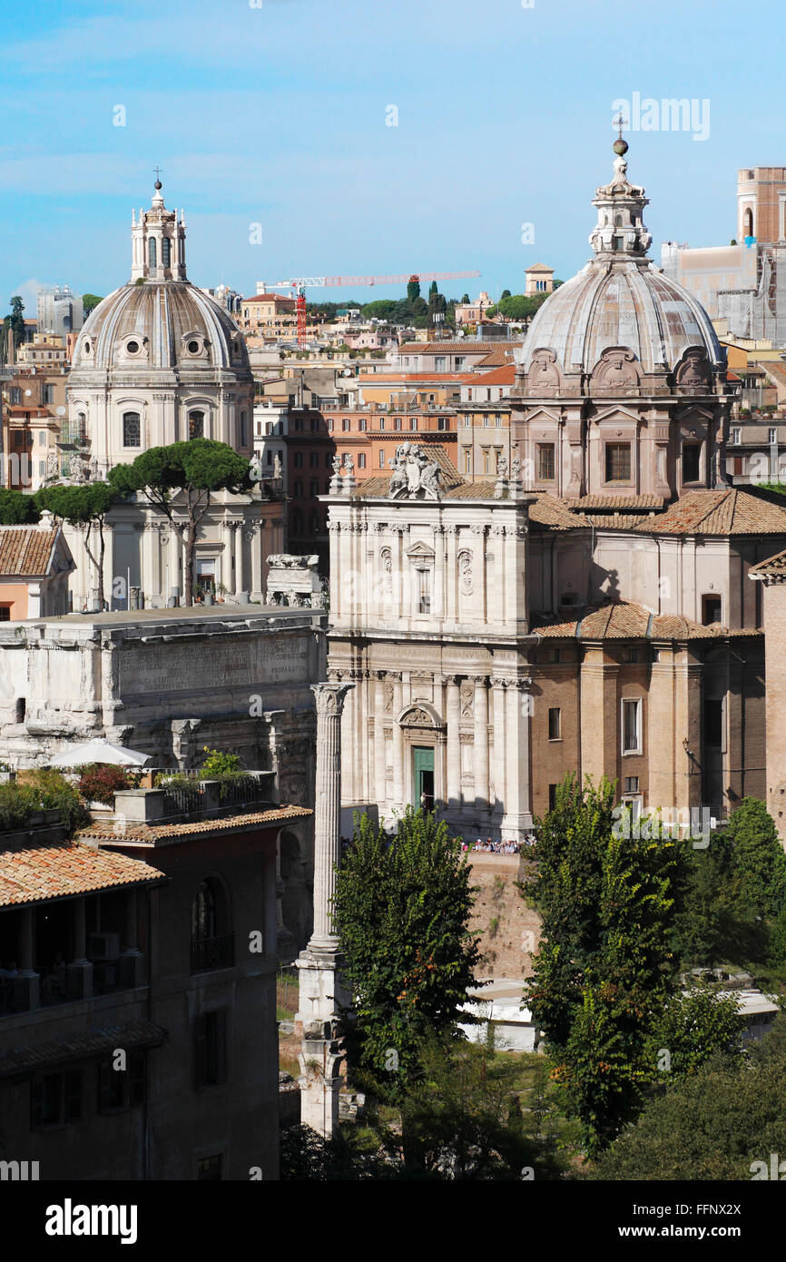 La iglesia de los Santos Luca e Martina Via della Curia y la iglesia del Santissimo Nome di Maria al Foro Traiano en Roma, Italia Foto de stock