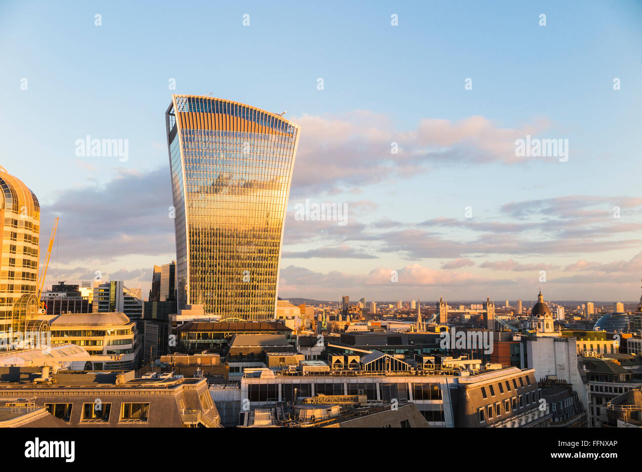 El Walkie Talkie edificio en el sol de la tarde en una terraza panorámica vista de la ciudad de Londres, que refleja el sol poniente Foto de stock