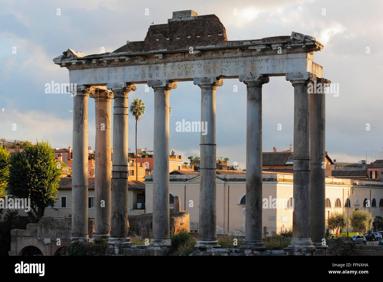 El templo de Saturno en el Foro Romano, Roma, Italia Fotografía de