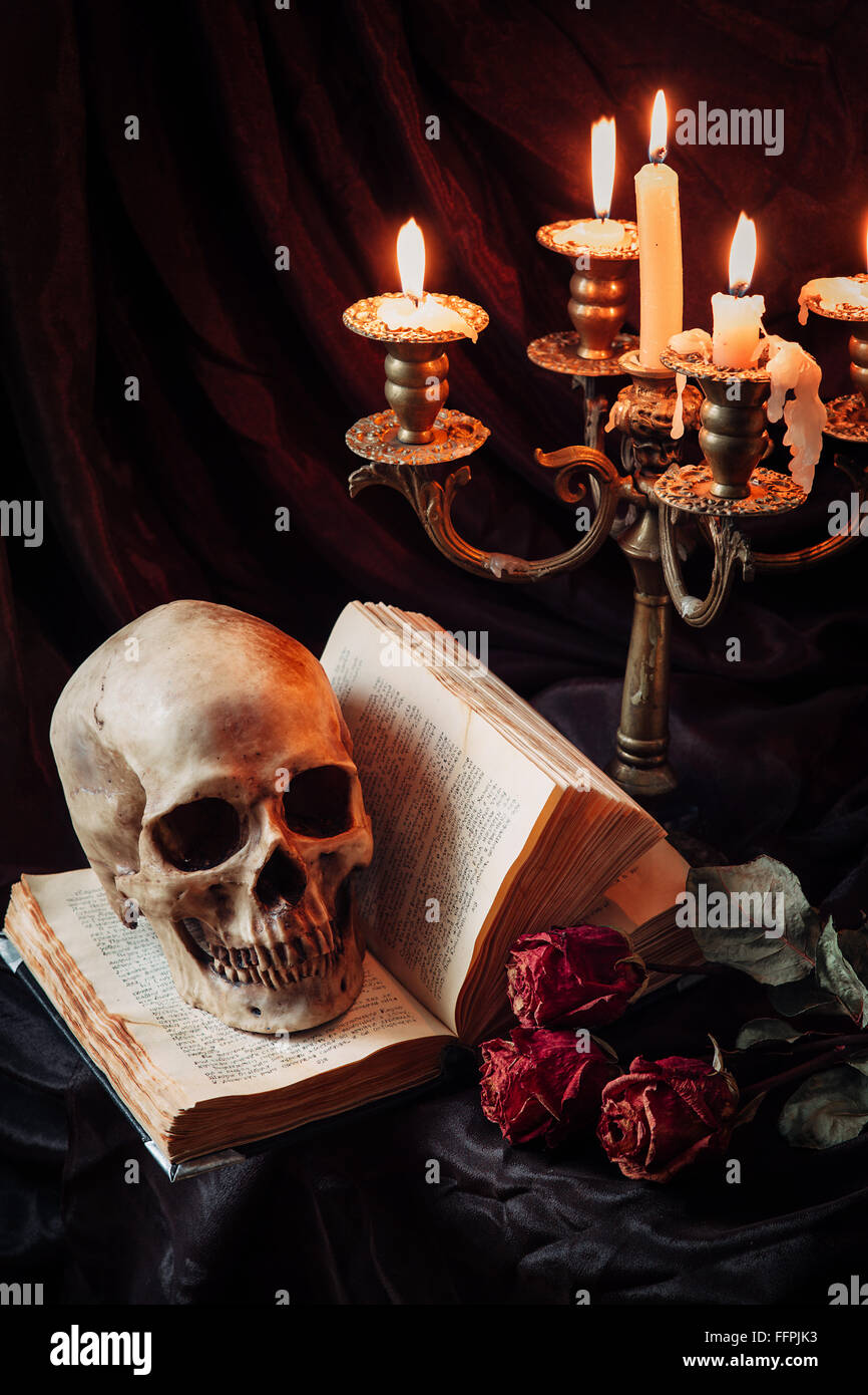 Bodegón con cráneo, libro y Candlestick Foto de stock