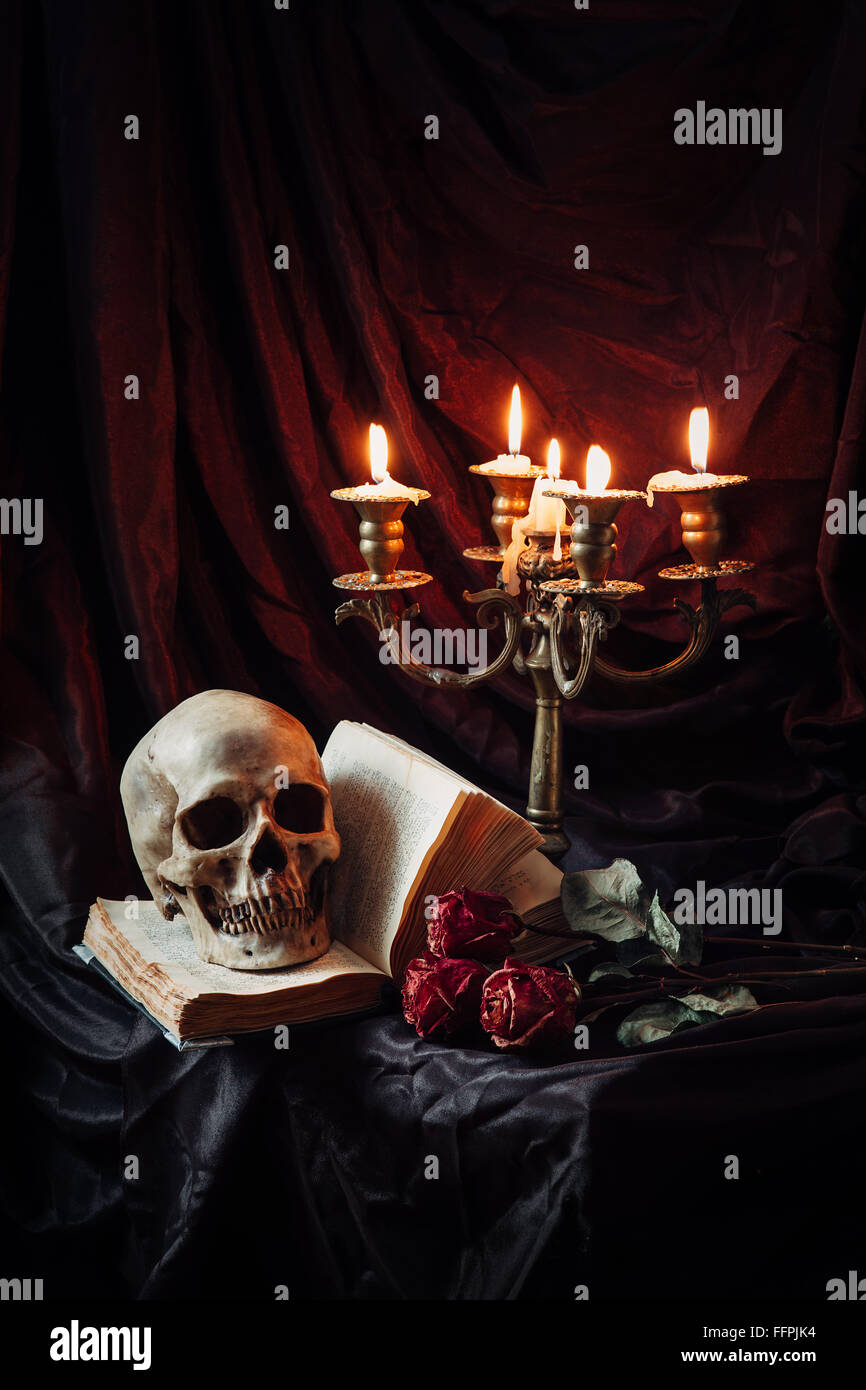Bodegón con cráneo, libro y Candlestick Foto de stock