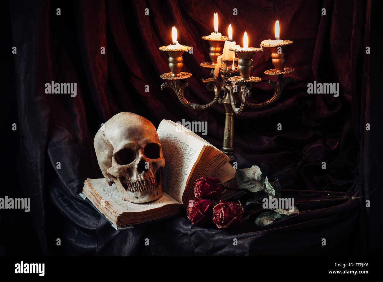 Bodegón con cráneo, libro y Candlestick Foto de stock