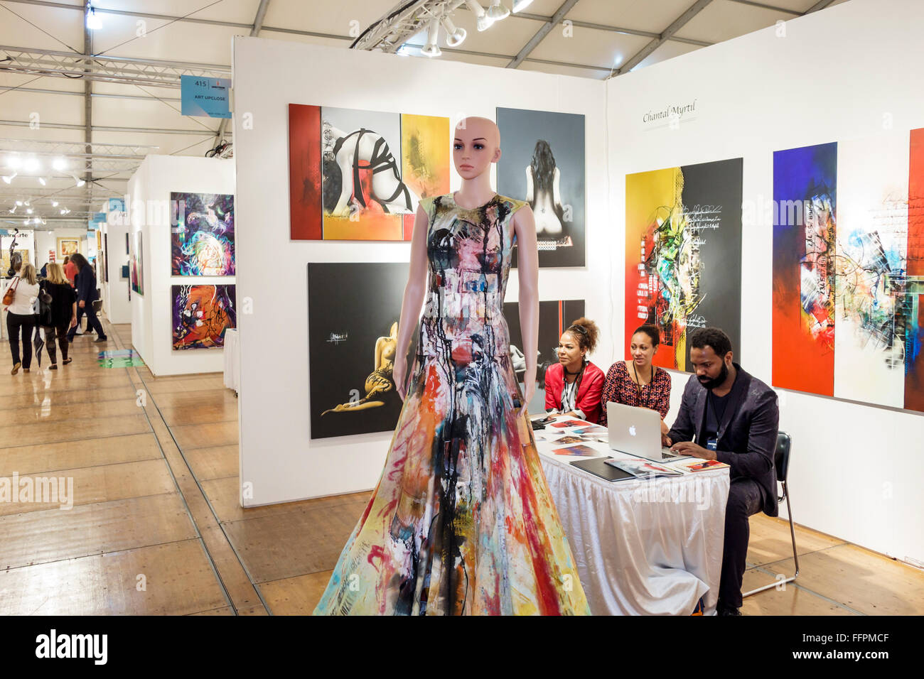 Florida South,miami,midtown,Art Basel,Spectrum,interior,venta,exhibición venta anual feria,galería,gallerist,negro adulto,adultos,hombre hombre hombre varón,mujer f Foto de stock