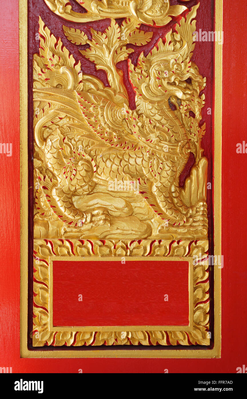 Ventana de madera tallada de oro antigua del templo tailandés ; Vintage artesanal de madera de estilo tailandés Foto de stock