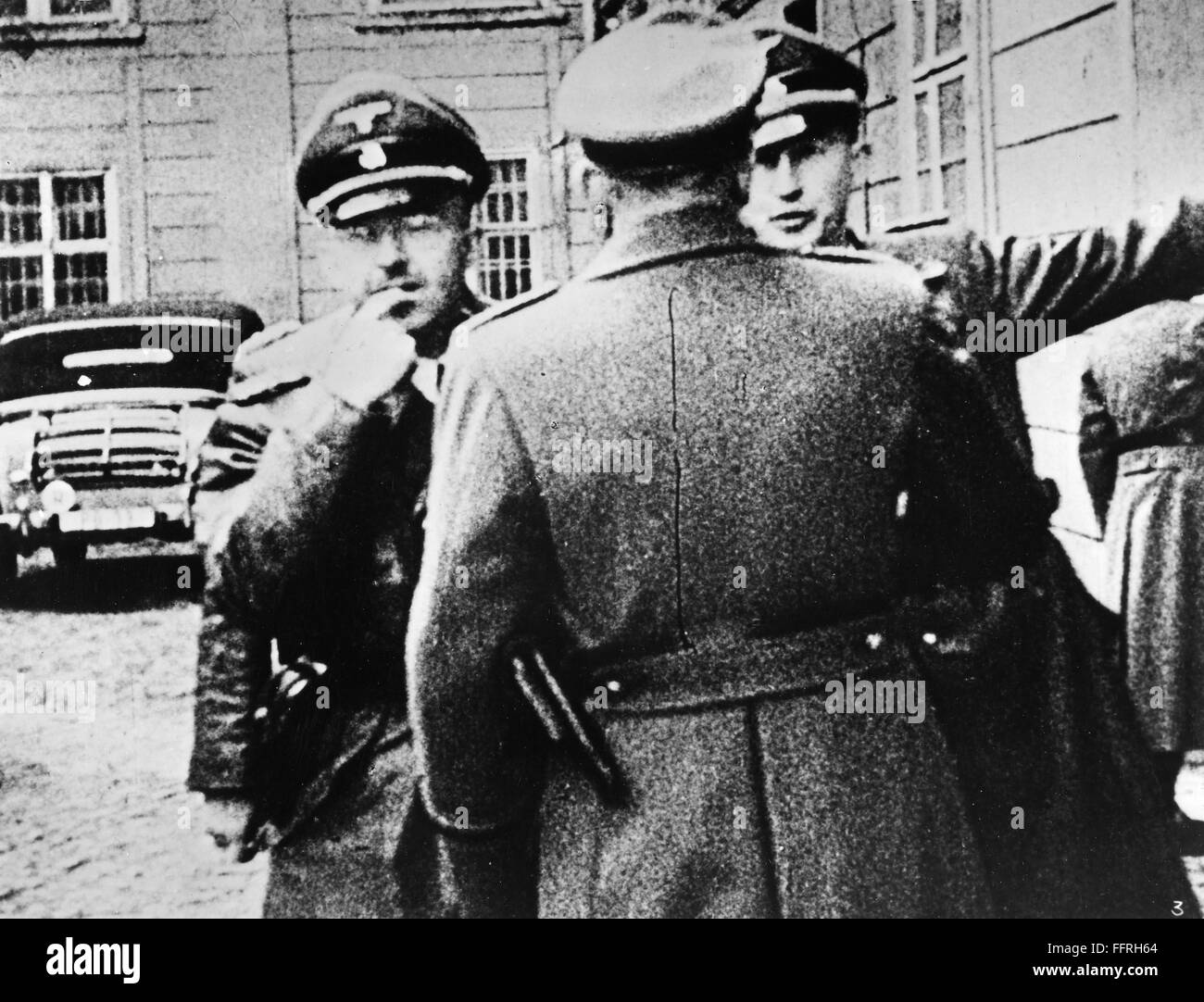 Немецкая душа в россии. Рейнхард Гейдрих и Гиммлер в Праге. Зигующий Рейнхард Гейдрих.