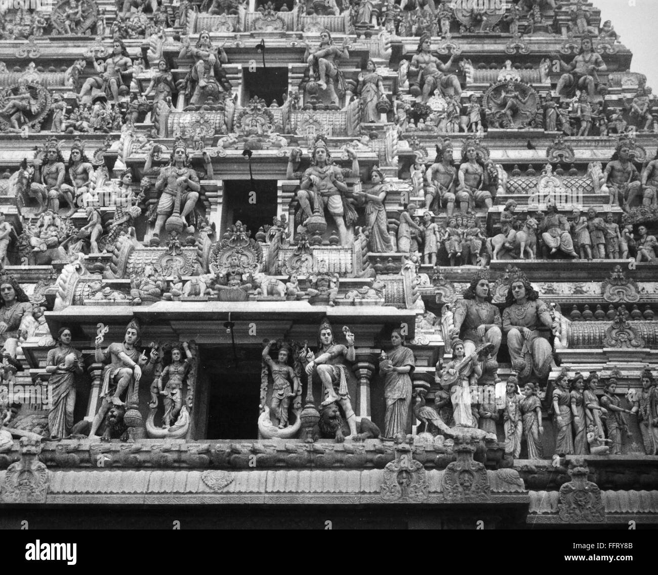 INDIA: templo hindú. /Nel ricamente tallada de la torre de piedra Kapaleashwarar templo al dios hindú Shiva y la diosa Shakthi, ubicado en Mylapre, Chennai, India, se cree que se han construido en el siglo XVI. Foto de stock