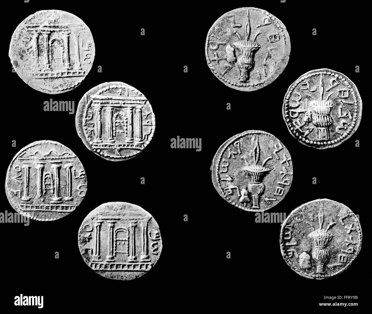 Monedas judías, 132-135 D.C. /nSilver monedas acuñadas durante la segunda guerra judía contra Roma, 132-135. Un lado muestra el antiguo templo con el Arca del Pacto. El otro lado muestra un lulav y etrog. Foto de stock