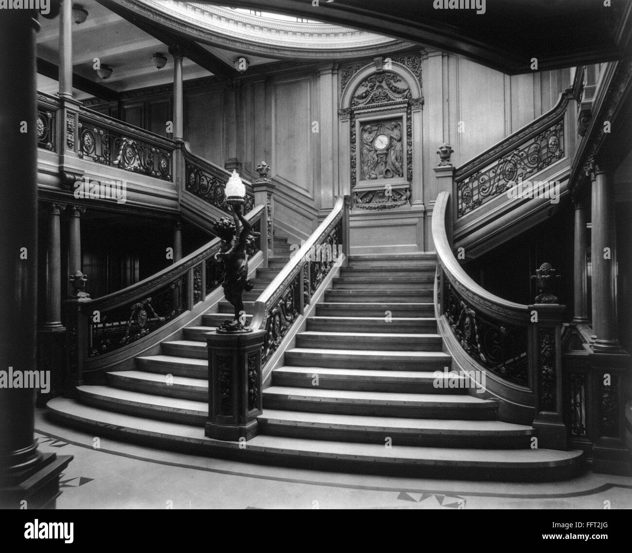 La Steamship: ESCALERA, c1911. /Nel interior de la gran escalera, segundo desembarco del 'RMS Olympic." Fotografía, c1911. Foto de stock