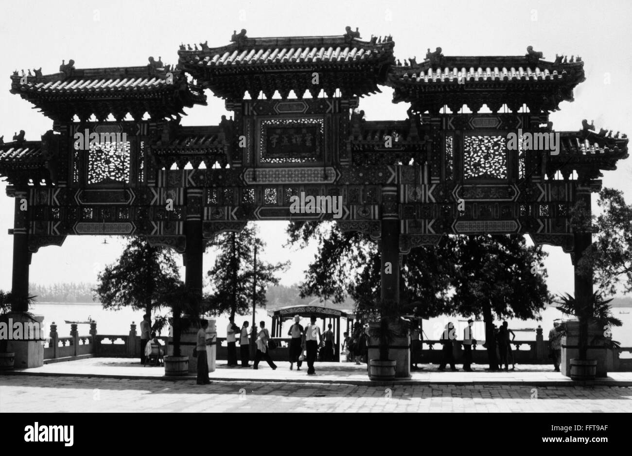 Pekín: el palacio de verano. /NAn arcada en el Palacio de Verano en Pekín, China. Fotografiado c1970. Foto de stock