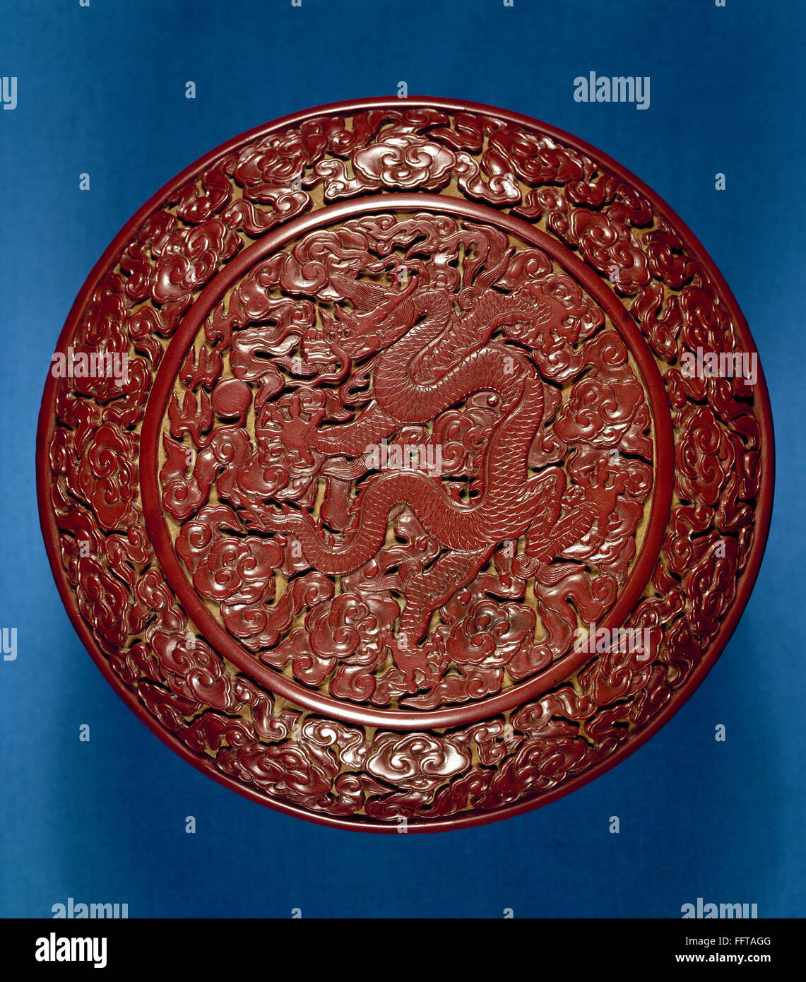 CHINA: LA TAPA DE LA CAJA. /Nrojo Tapa caja de laca con el dragón y el diseño de la nube, desde el reinado de Yung Lo. Dinastía Ming, 1403-1424. Foto de stock
