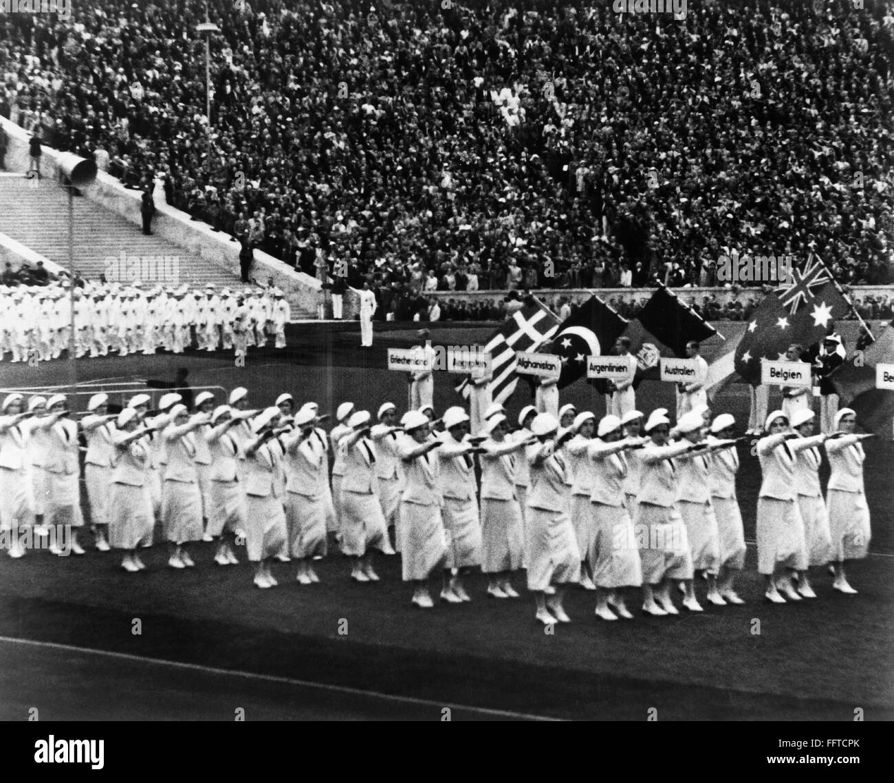 Película Olympia, 1936. /NWomen atletas dando el saludo nazi en la inauguración de los Juegos