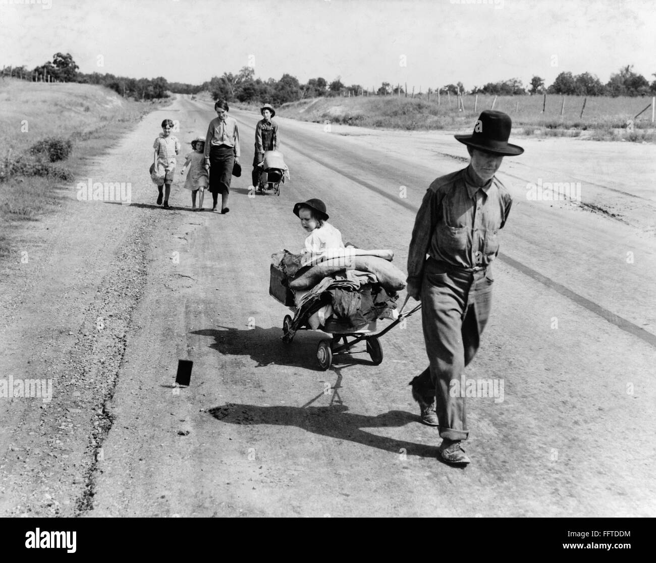 Familia sin hogar, 1939. /NFamily con cinco niños que viajan a través