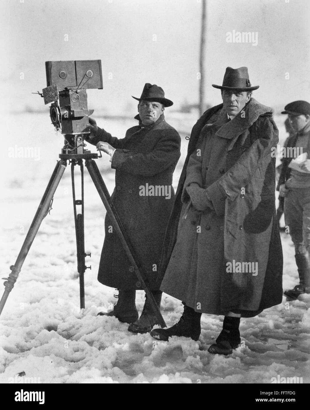 D.W. GRIFFITH (1875-1948). /NAmerican productor y director de cine. Griffith (derecha) y su camarógrafo G.W. "Billy" Bitzer filmando "Camino Medio" de la ubicación, de 1920. Foto de stock