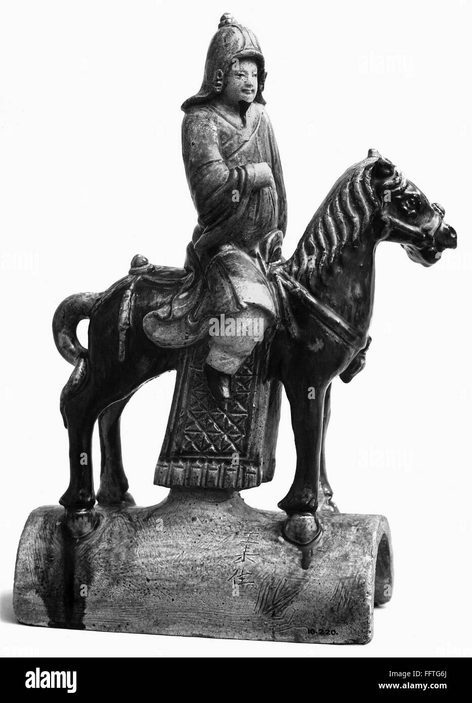 CHINA: guerrero montado. /NGlazed teja de barro en forma de cavalryman a caballo. Dinastía Ming, a finales del siglo xiv-xv. Foto de stock