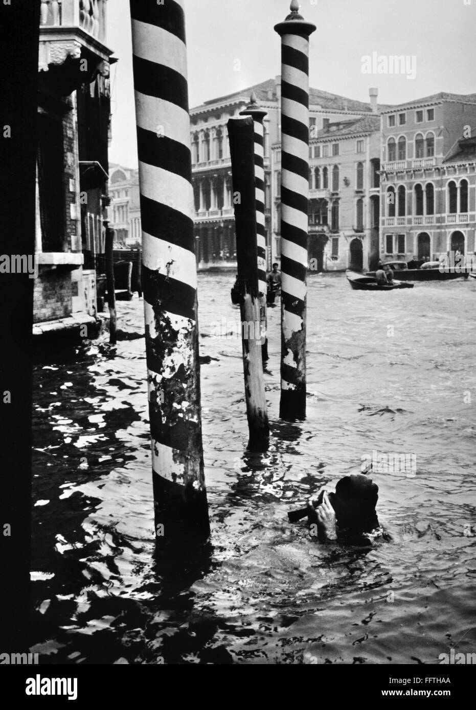 Venecia: inundaciones, 1966. /NA inspección submarina de buzo fundaciones de edificios en Venecia durante una inundación en 1966. Foto de stock