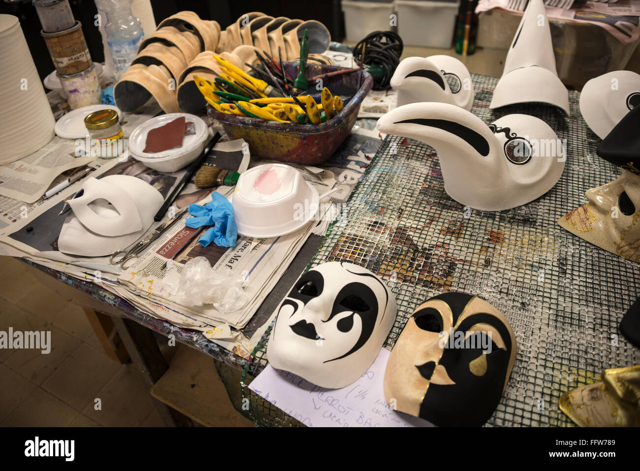 Una selección de máscara facial decorativa veneciana en una tienda de fabricación de máscaras hecha a mano/estudio de arte llamado 'Ca' Macana' en una calle estrecha, llamada Dorsoduro, en t Foto de stock