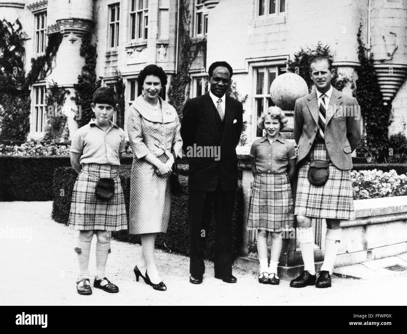 KWAME NKRUMAH (1909-1972). /NGhanaian Primer Ministro, fotografiado con la reina Isabel II, el Príncipe Carlos, la Princesa Ana y el Príncipe Felipe, en el Castillo de Balmoral en Escocia, en 1959. Foto de stock