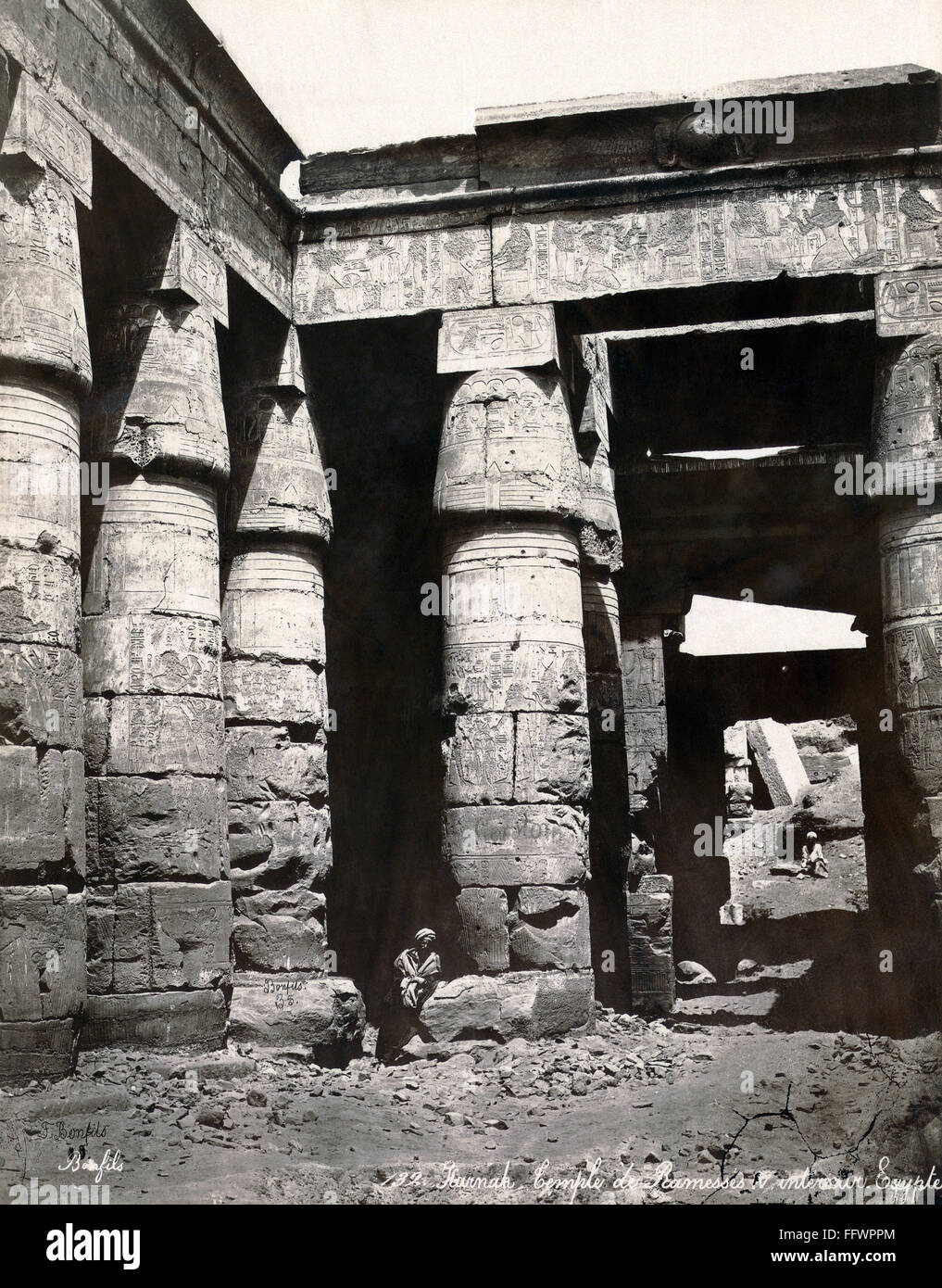Egipto: el templo. /NInterior vista del Templo de Ramsés IV, en la antigua ciudad de Tebas, en Egipto. Fotografía, a finales del siglo XIX. Foto de stock