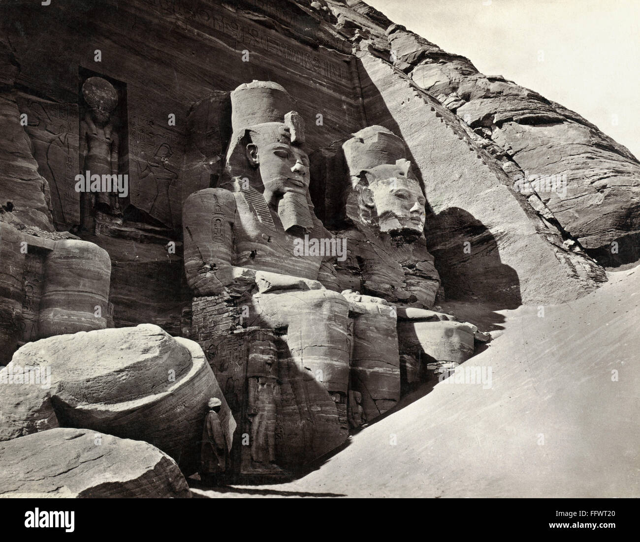 Egipto: Abu Simbel. /NColossal estatuas de Ramsés II en el gran templo de Abu Simbel, en Egipto. Fotografía por Francis Frith, c1860. Foto de stock