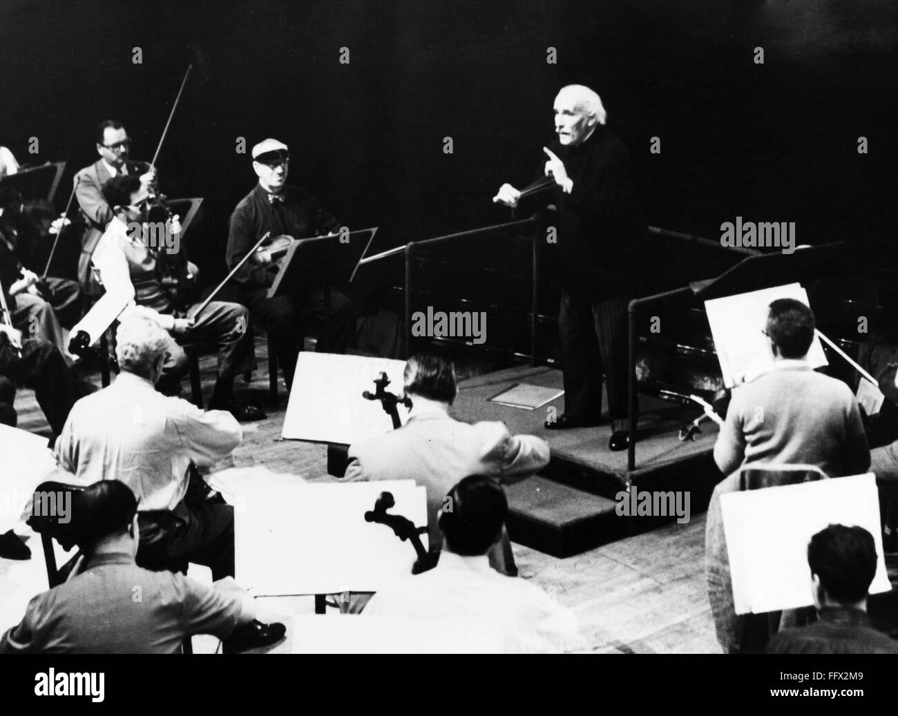 ARTURO TOSCANINI /n(1867-1957). Director de orquesta italiano. Ensayando con la Orquesta Sinfónica de la NBC, el 25 de noviembre de 1951. Foto de stock