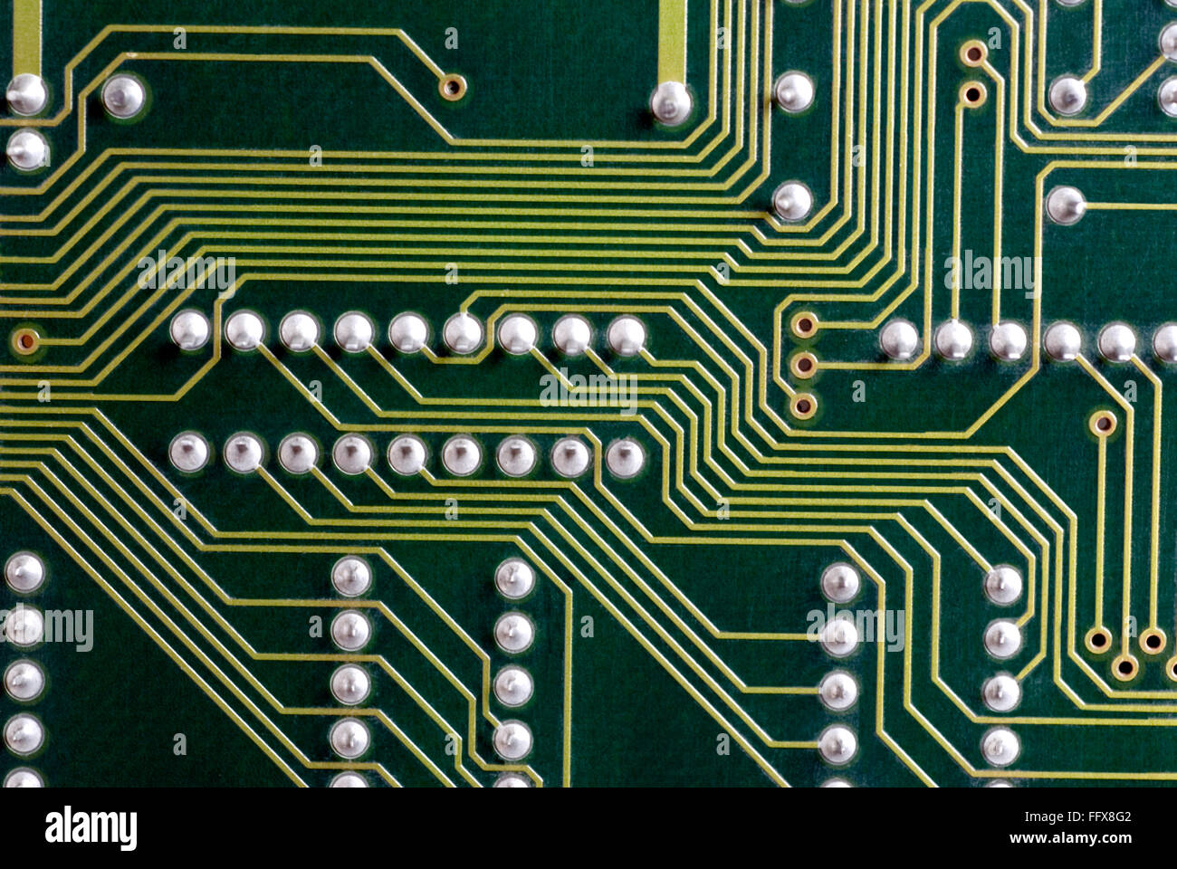 Placa de circuito impreso verde electrónica PCB pistas amarillo Fotografía  de stock - Alamy