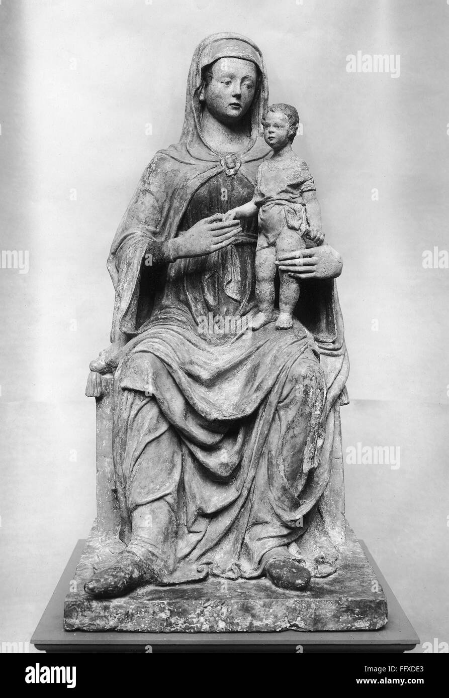 La Virgen y el niño. /NSculpture atribuido a Domenico di Paris, finales del siglo XV. Foto de stock