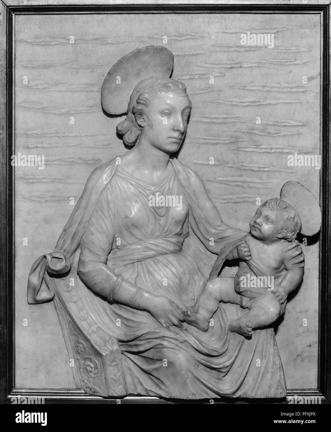 La Virgen y el niño. /NRelief atribuidos al Maestro della Madonna Piccolomini, del siglo XV. Foto de stock