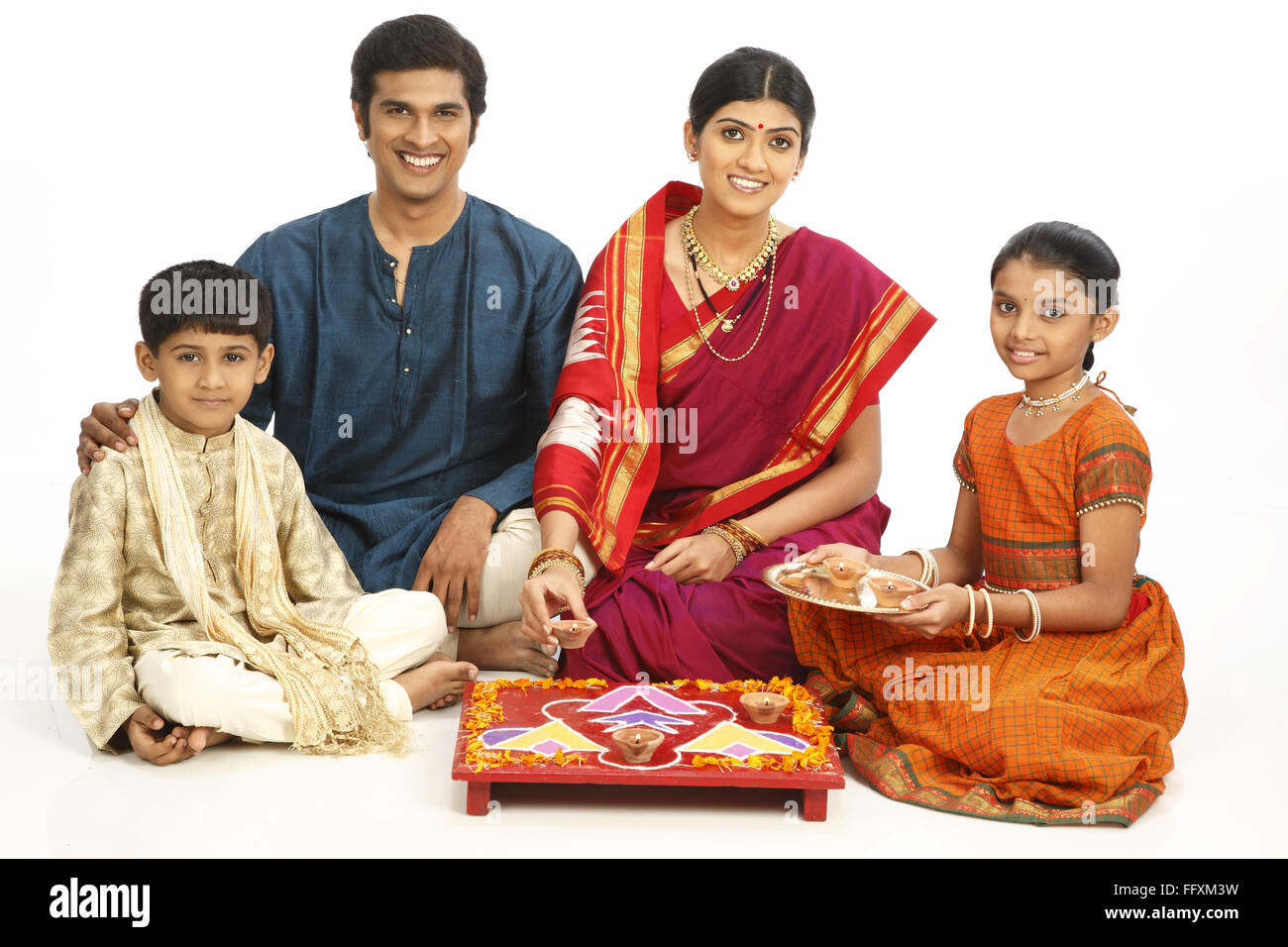Familia de campesinos ricos celebrando el Diwali Deepawali festival MR#743A, 743B, 743C, 743D Foto de stock