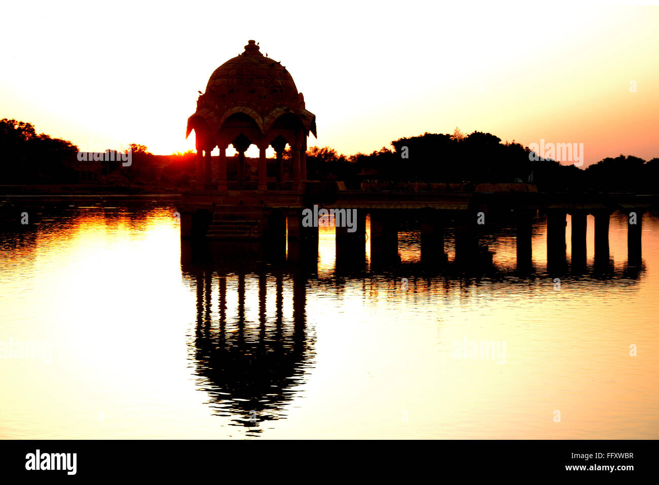 Amanecer en el lago gadisar en Jaisalmer Foto de stock