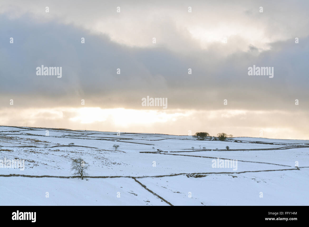 Por encima de las nubes de nieve cubierto de nieve en las tierras de labranza, Los Peninos de Yorkshire, Inglaterra, Reino Unido. Foto de stock