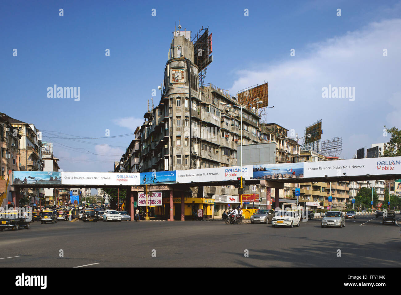 Patrimonio edificio Art Decó con torre de reloj entre dos road , Chowpaty , Bombay Bombay, Maharashtra, India Foto de stock