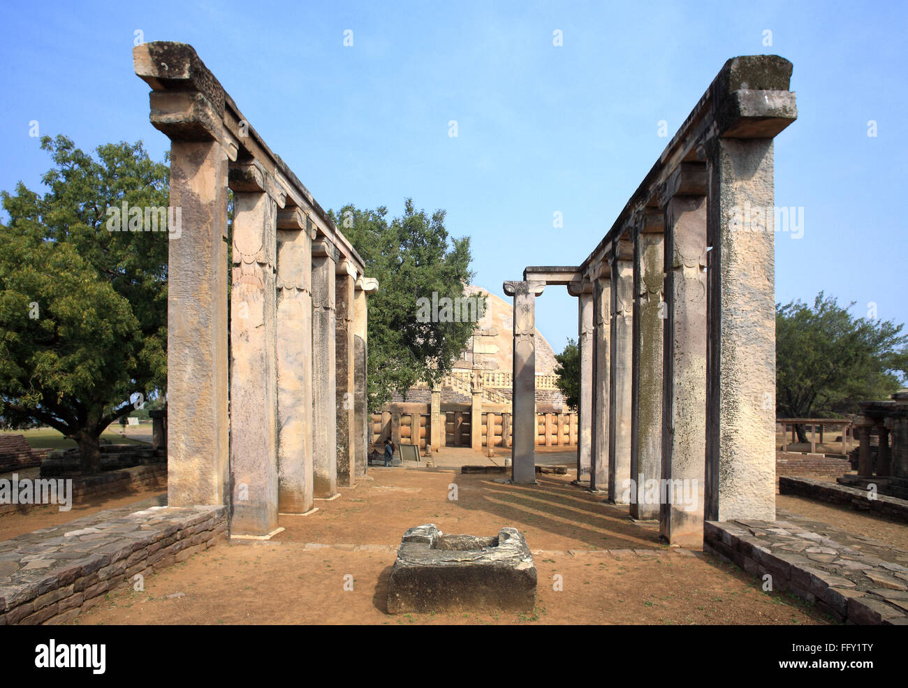 7 º siglo DC con Chaitya sala de oración o salón de estilo griego, al sur de Bhopal Sanchi stupa de Madhya Pradesh Foto de stock