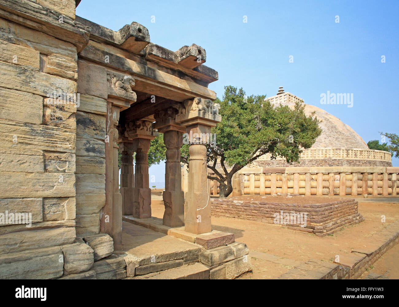 Templo nº 40 ª de la 7 ª siglo de estilo griego en el sur de la estupa de Sanchi 1 , cerca de Bhopal, Madhya Pradesh, India Foto de stock