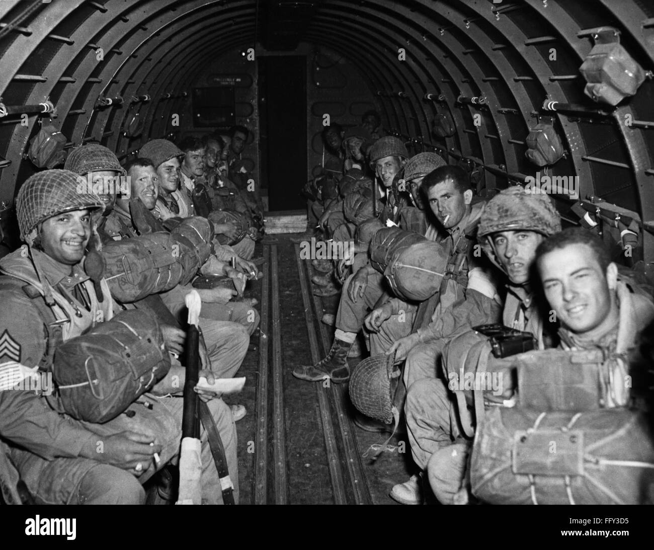 La SEGUNDA GUERRA MUNDIAL: los paracaidistas. /NAmerican paracaidistas en su camino a Sicilia, c1943. Foto de stock