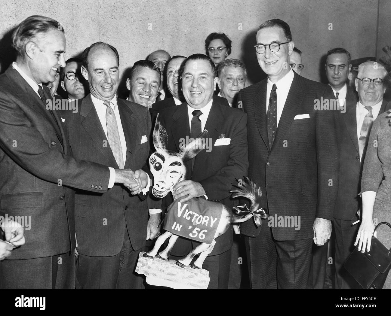 RICHARD J. Daley (1902-1976). /NAmerican político. Ofrecerá una recepción del Comité Demócrata del Condado de Cook para visitar a los miembros del Comité Nacional Demócrata en Chicago, Illinois, el 18 de noviembre de 1955. De izquierda a derecha: el Gobernador Averill Harriman de Foto de stock