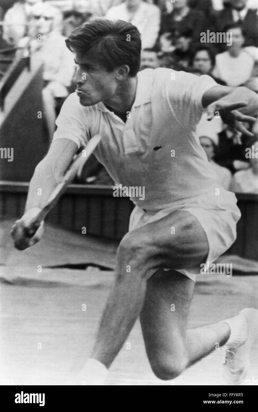 Carlos Manuel PASARELL /n(1944- ). También conocido como Charlito. Jugador  de tenis de Puerto Rico. Pasarell durante un partido contra Manuel Santana  en Wimbledon, el 26 de junio de 1967 Fotografía de stock - Alamy